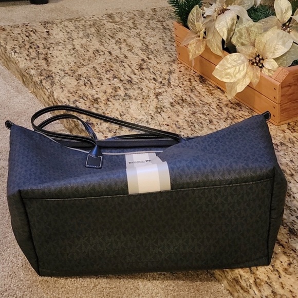 MICHAEL KORS TRAVEL LARGE TOP ZIP TOTE - Picture 6 of 9